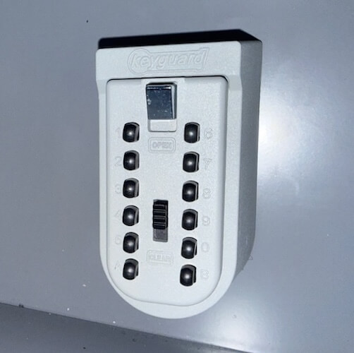 Burton KeyGuard Schlüsselbox mit Velcro im Schweizer Milchkasten